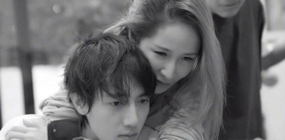 萧亚轩丰唇,42岁萧亚轩与年轻男子亲密合影