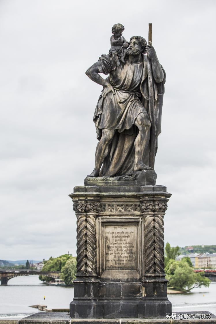 查理大桥雕塑作品介绍 (查理大桥的雕塑)