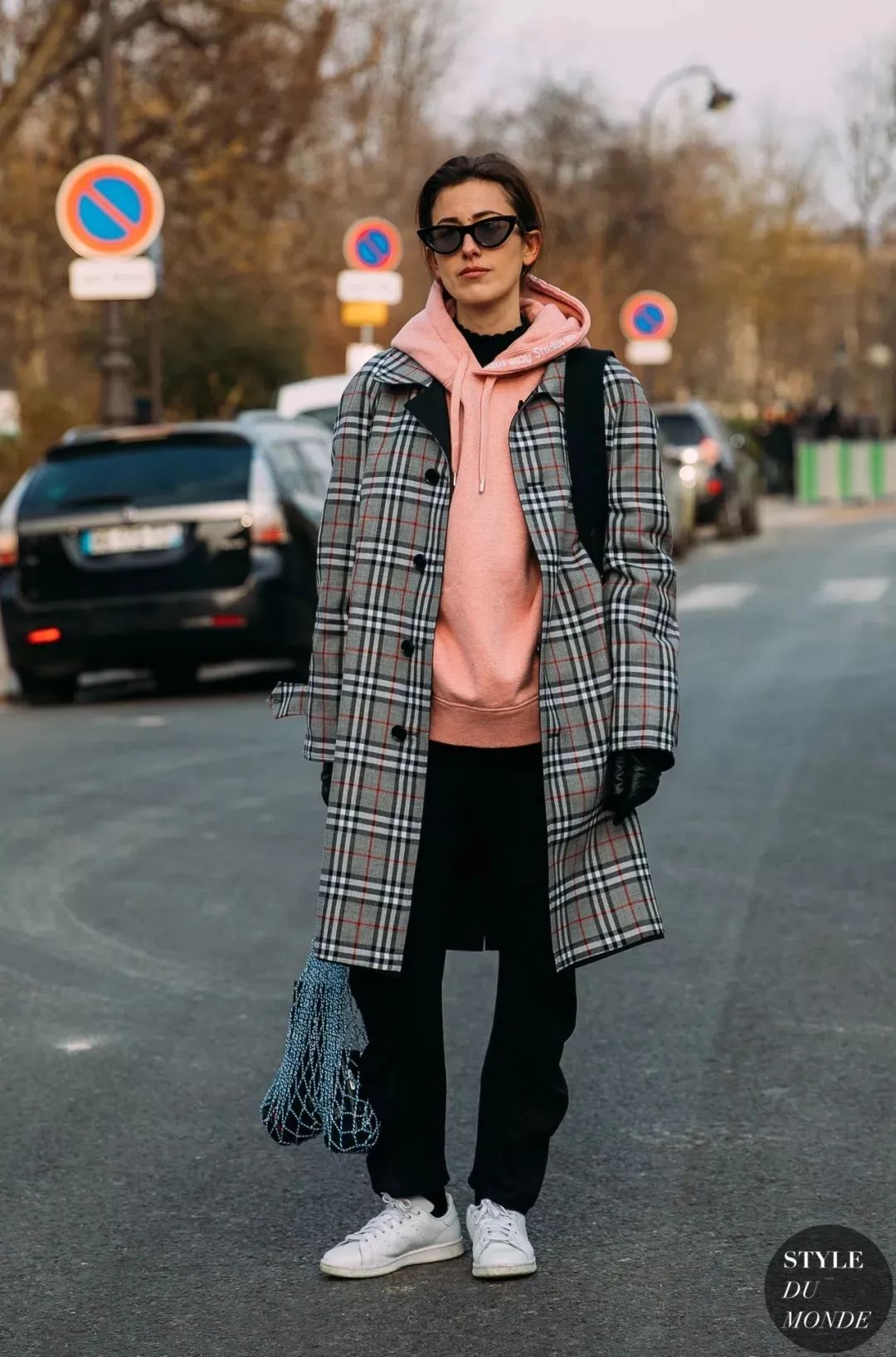 黑白格纹大衣怎么搭配好看,戴帽子黑白格纹大衣怎么搭配好看