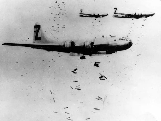 蒋介石疯狂轰炸上海，却遭苏军王牌飞行员痛击，蒋军战机掉头就跑