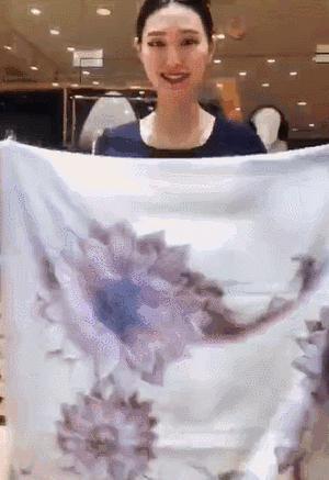 羊绒围巾这样戴简单又时尚,丝绸面料的围巾的系法