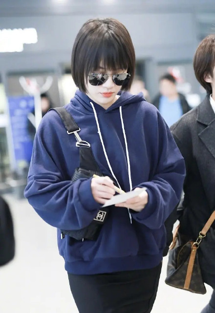 马思纯剧里同款发型,马思纯卷发造型配粉红裙