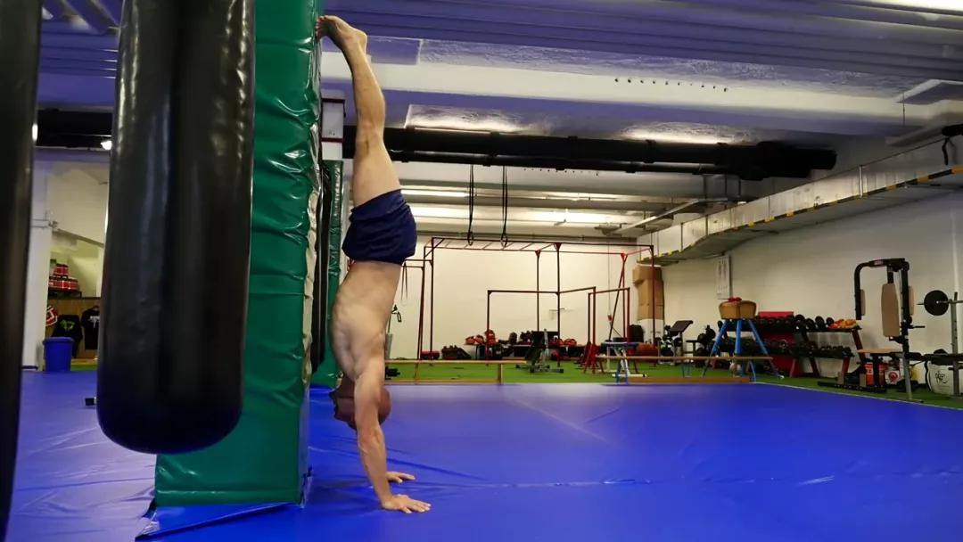 教你一招怎样练倒立,手把手教你学倒立