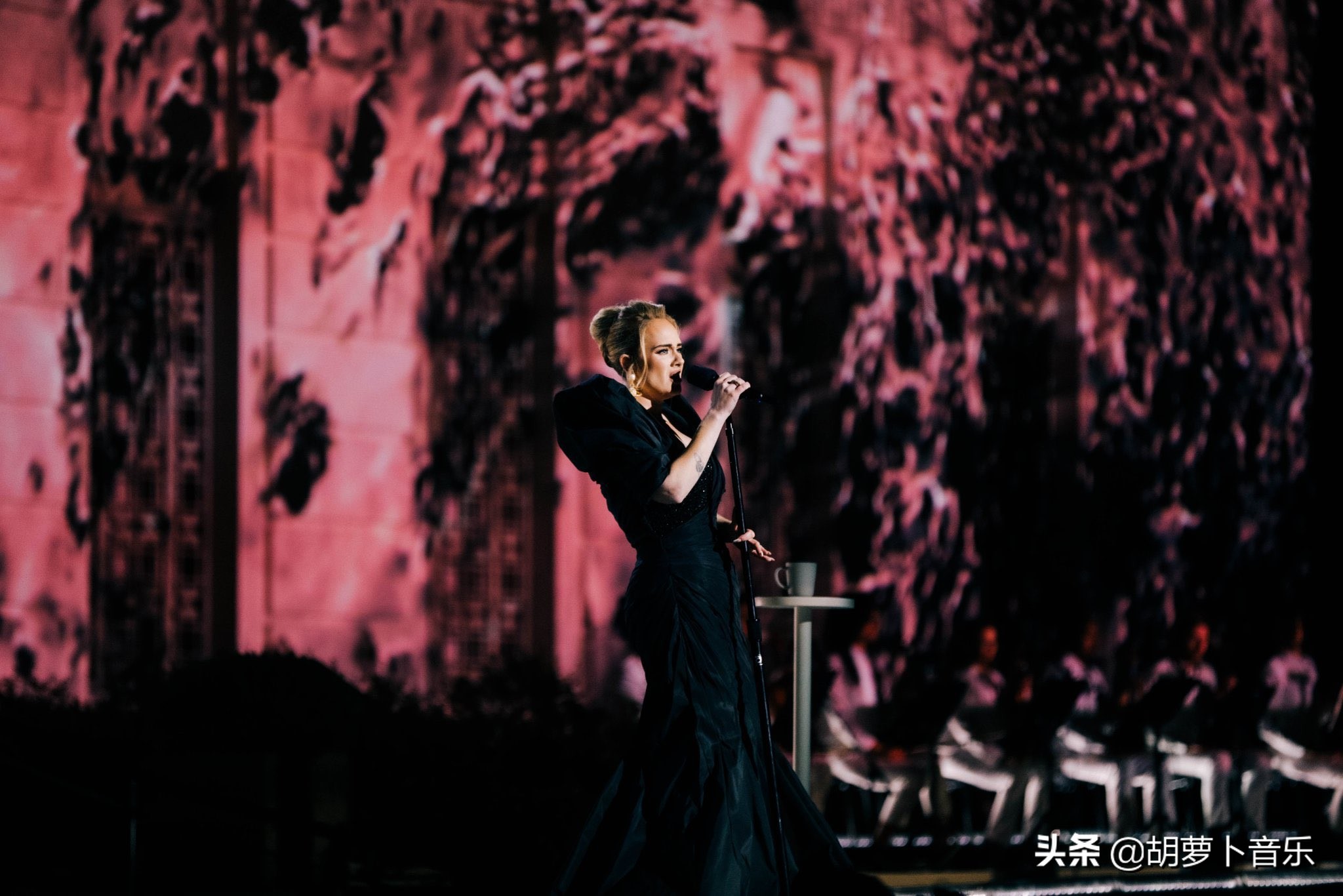 今日欧美圈：MTV欧洲音乐大奖正式举办，Adele演唱会首演新单