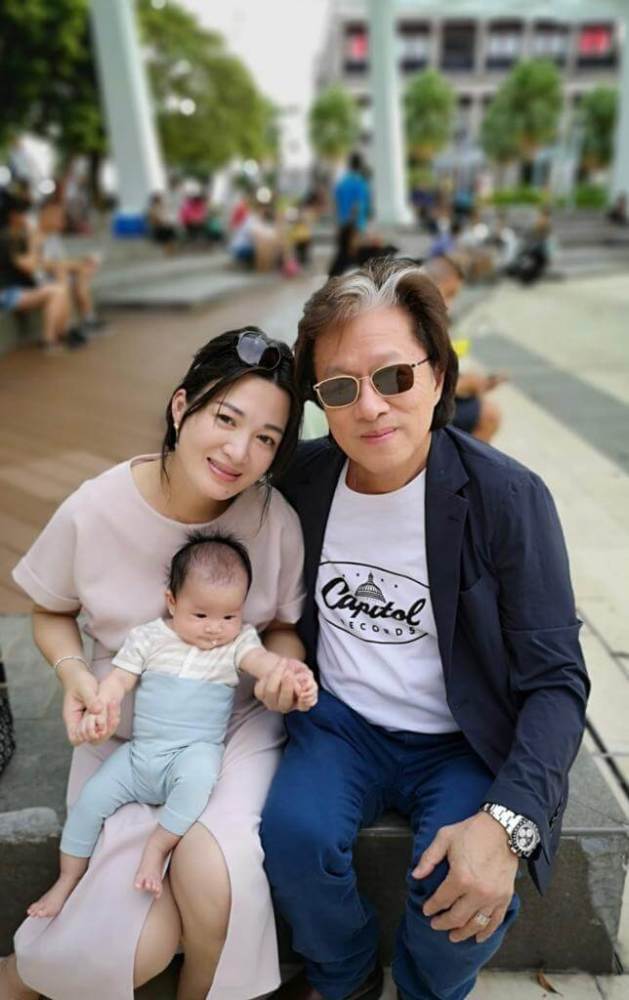 陈少霞晒与老公度假照,陈少霞抱女儿照片