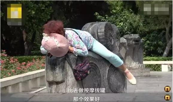 女子把果汁倒进输液瓶,水果榨汁注射静脉