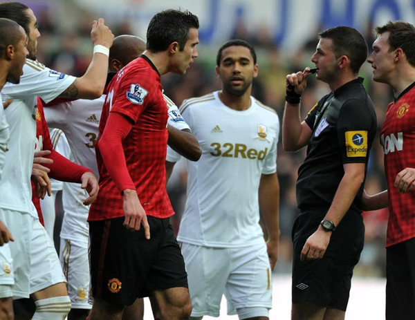 他是一流锋霸也是球队“毒瘤”，鱼跃成永恒经典，35岁仍宝刀不老