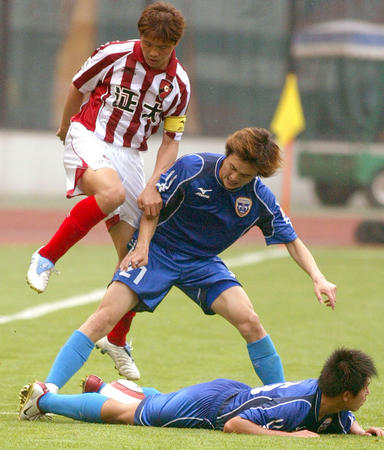 深圳新鹏城终迎中超历史首胜,中超武汉5-2逆转送青岛11连败