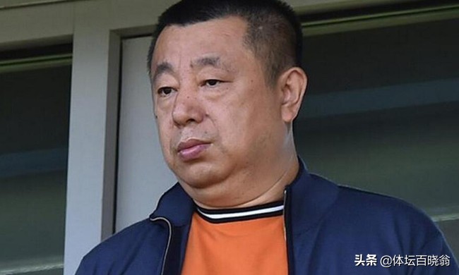 这老板曾和许家印“掰手腕”！挫恒大夺冠，球队降级后成“超市”
