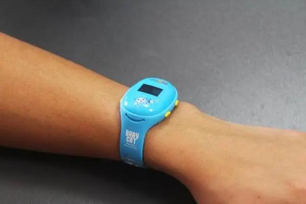 假鞋贩子隔空给黑人兄弟送补给,全球开启“地摊经济”模式