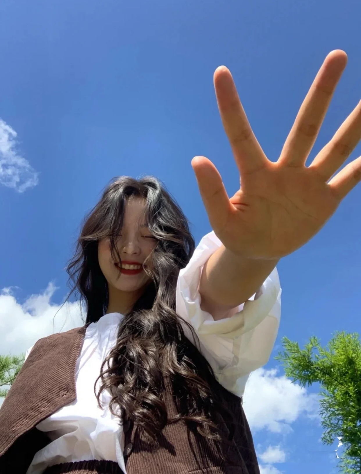 刘海中长发波浪卷发型,适合齐刘海的卷发减龄