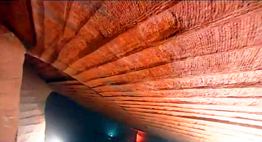 小水塘下藏着巨大山洞,水塘抽干水后专家竟然发现宫殿