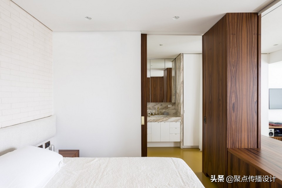 能在床中间加跟柱子，中国风水绝不允许！国外大师就是这么干的