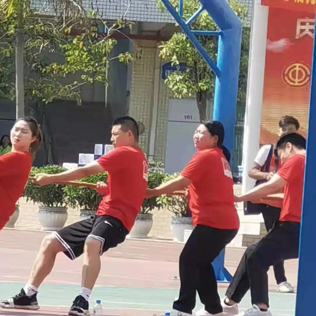 “老师,你拔河的样子真美!”“谁拍的赶紧撤!!!”