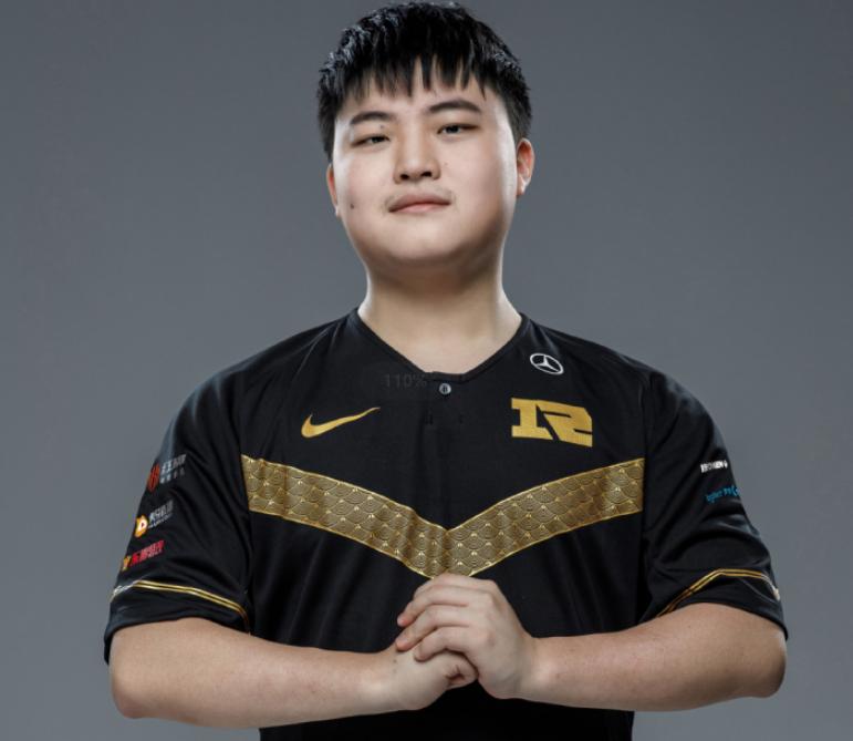 uzi精彩团战集锦,uzi最新vn出装顺序