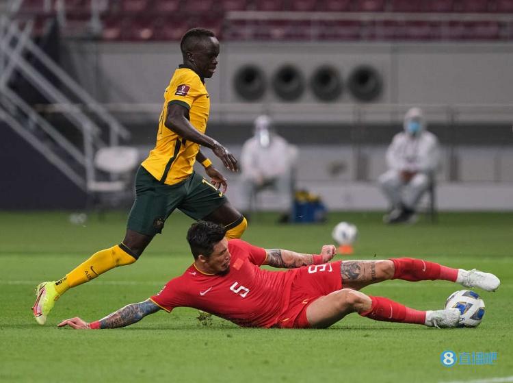 国足对沙特防守阵型,国足应警惕对手的边路进攻战术