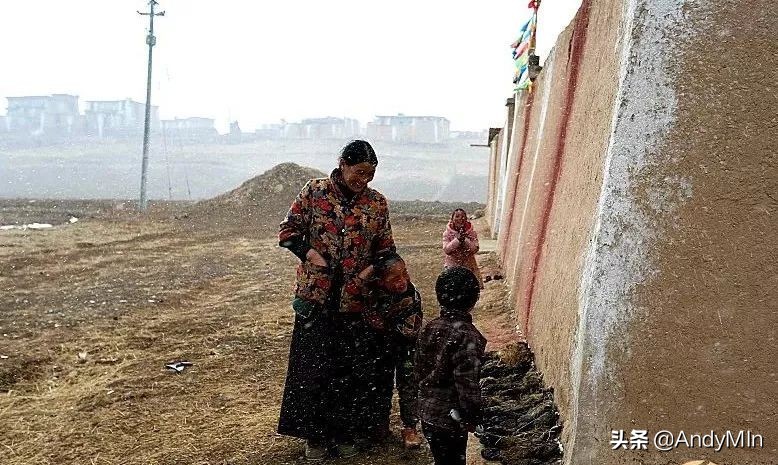 挖10万元1斤的虫草,却买不起一个玩具|高原孩子的残酷童年