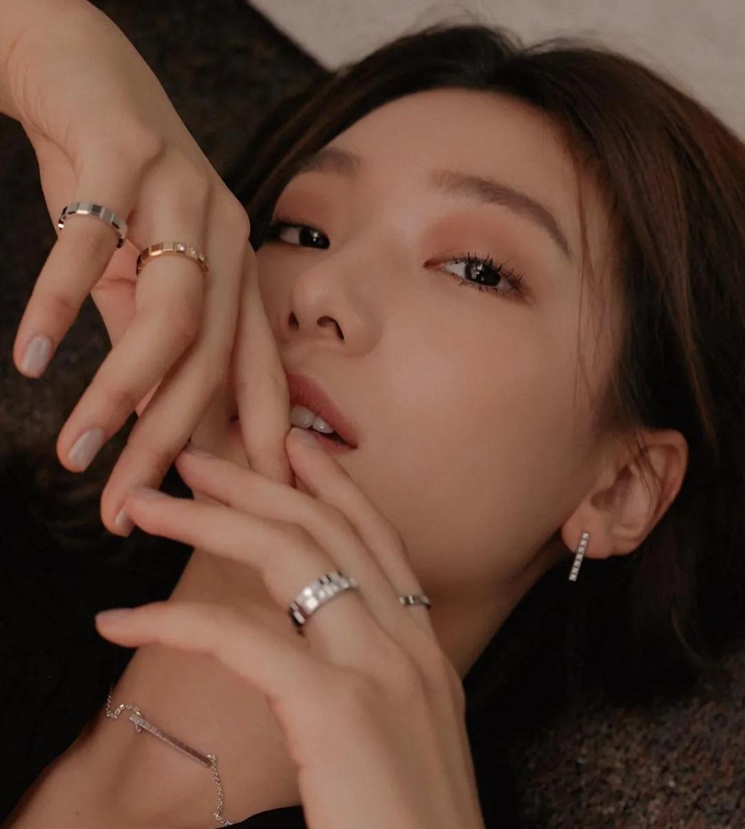 这个被嘲矮的超模火了！一脸硬伤，为啥还被Dior、Prada抢着宠？