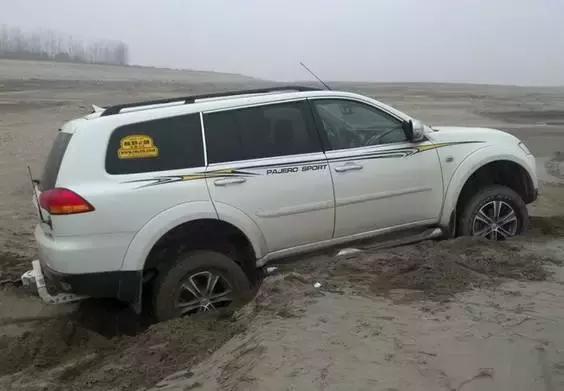 车遇泥泞道路怎么办,开车过泥泞路段正确的方法
