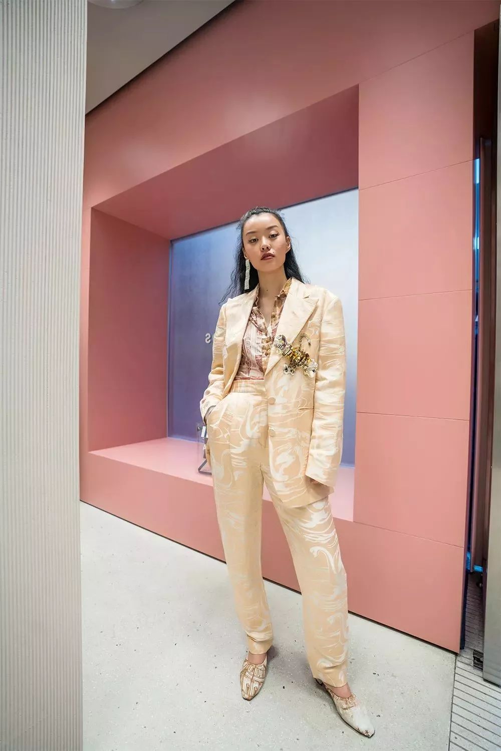 全球仅50多家店、年销售2亿欧元的Acne，门头竟然无LOGO？