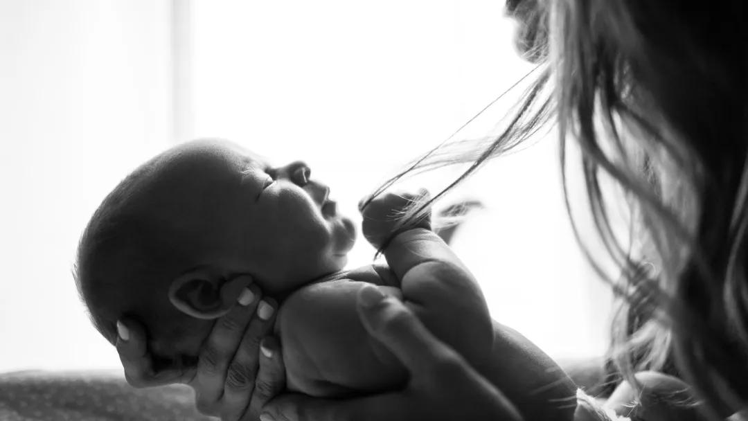 婴儿从床上摔下来的正确处理方法,宝宝从床上摔下来正确对待的方式