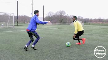 哪些小孩子就能学的足球过人技巧,足球实用的技巧过人