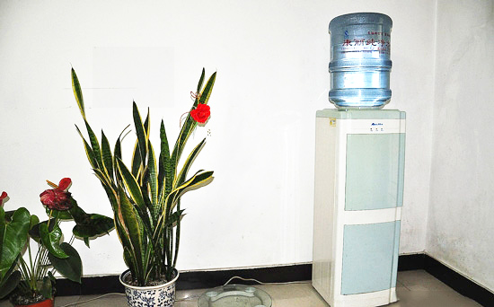 哪种饮水机不容易滋生细菌,饮水机太脏如何喝干净的水