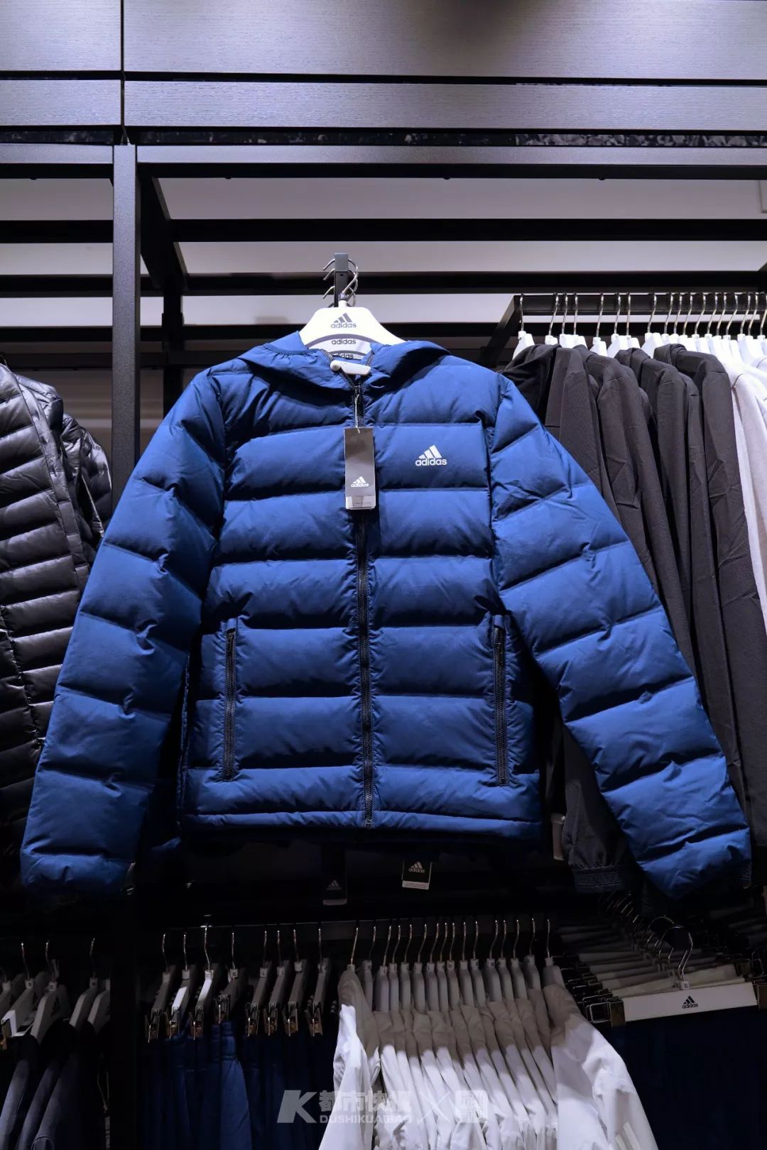 如何辨别耐克阿迪的真假,正品阿迪耐克的标有没有贴上去的