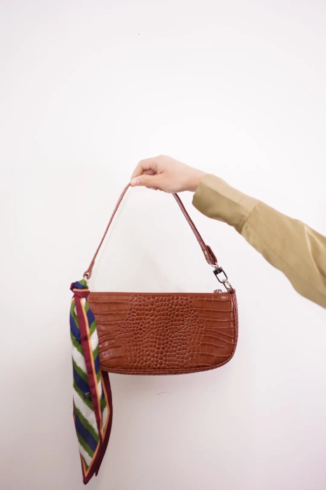 丝巾的5种时髦系法学起来,春季丝巾系法大全搭配大衣