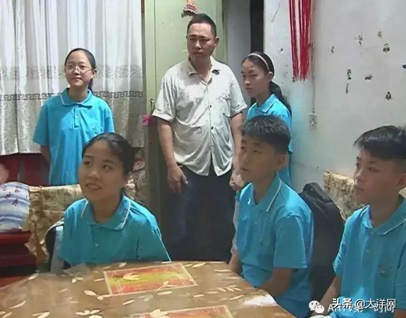 爸爸要求五胞胎分到5个班,爸爸为作业不同意让五胞胎分班