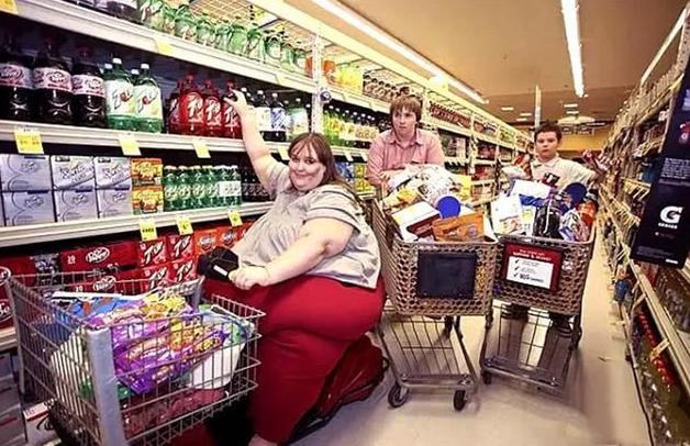 俩女人，一个身材臃肿，一个身材窈窕，生育时的差距一目了然