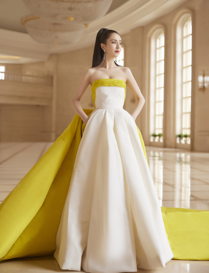 微博之夜杨颖杨幂讨论热巴,微博之夜迪丽热巴与邓超