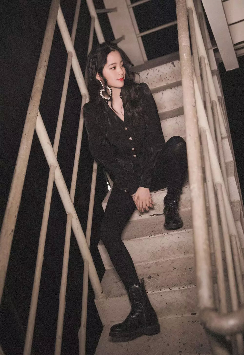 一点也不热,酷妹的马丁靴里都有空调