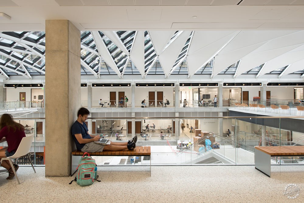 别人的教学楼，不仅用于学习，还是精致的艺术品