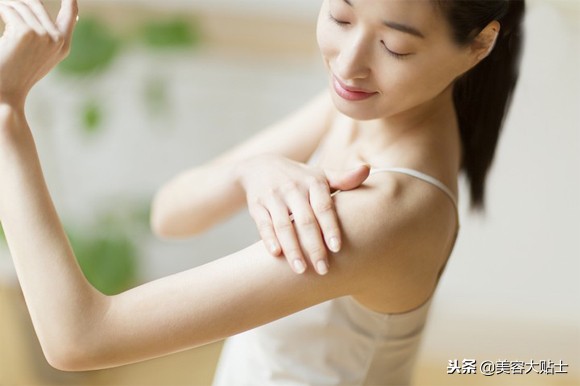 胳膊上鸡皮肤怎样可以去除呢,胳膊上面的鸡皮肤怎么去除