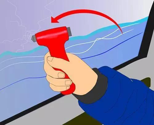 斗门8年驾龄老司机开宝马冲下鱼塘！河水即将淹没车顶，关键时刻死里逃生！