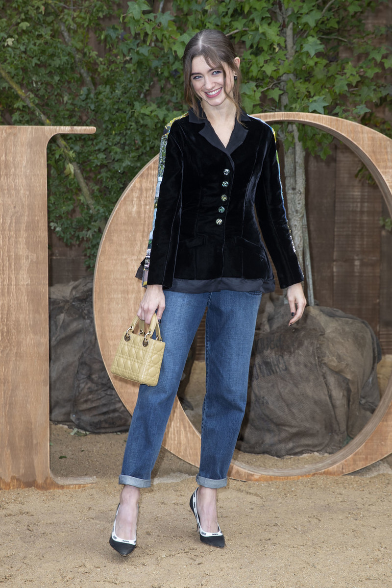 丝绒和什么面料搭配 (丝绒面料做什么款好看)