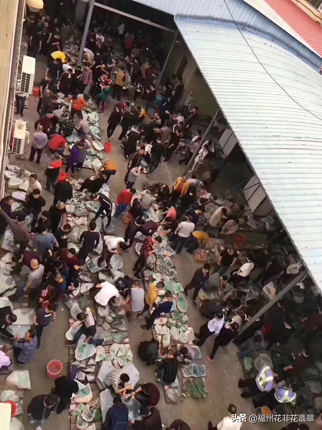 熊孩子把翡翠弄到一地,熊孩子扯翻一桌翡翠损失十几万