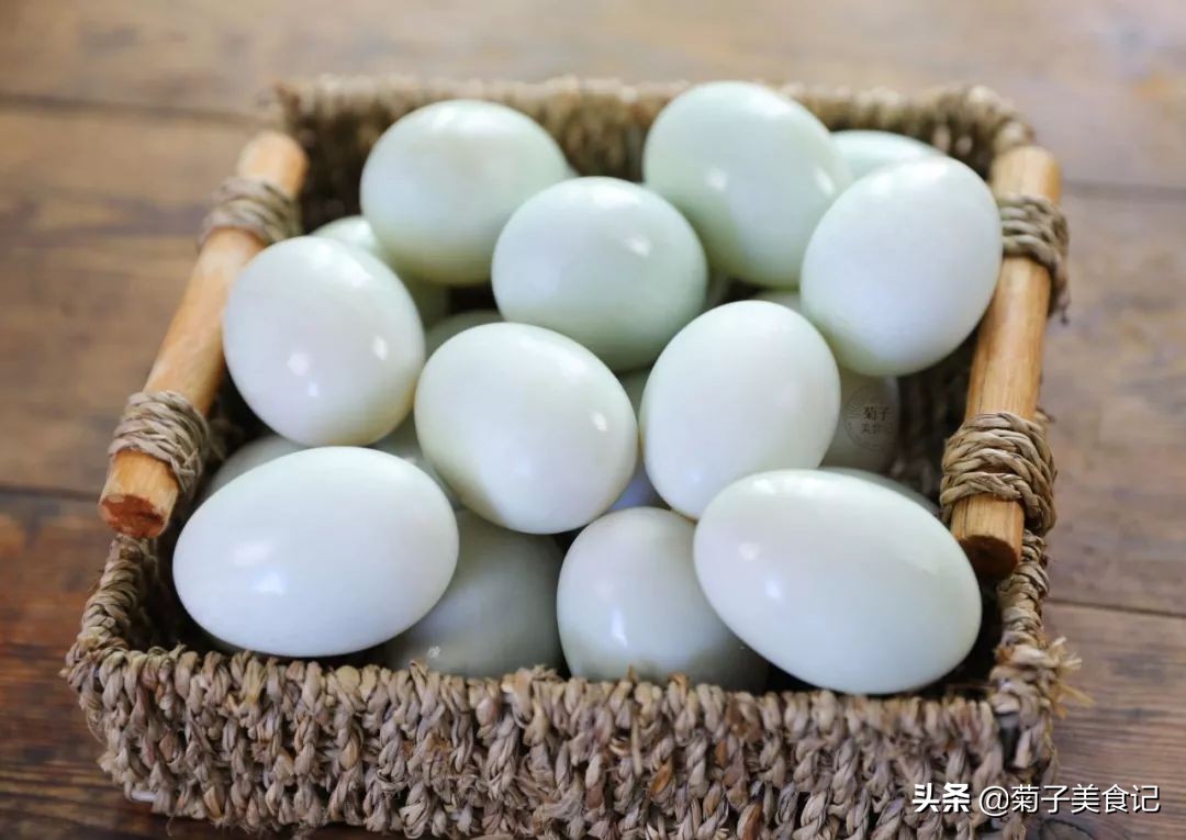 家庭版腌制咸鸭蛋的做法,家庭咸鸭蛋好吃的腌制方法