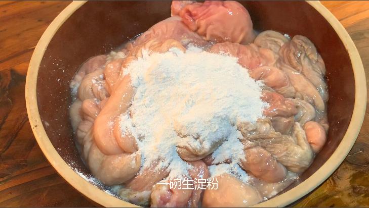 清洗猪大肠最忌加盐和面粉,面粉洗猪大肠的正确方法
