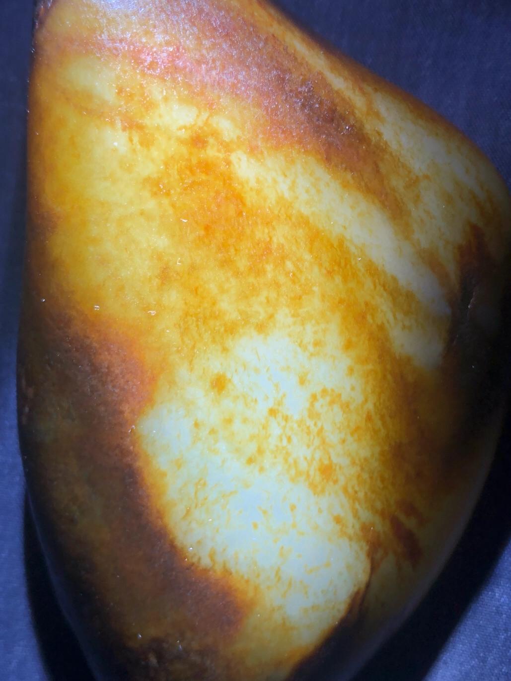 和田青白籽料是白玉还是青玉,和田玉籽料青白玉手把件值钱吗