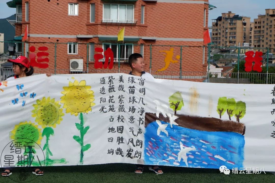 画一幅与校园足球有关的绘画,校园足球绘画又难又好看