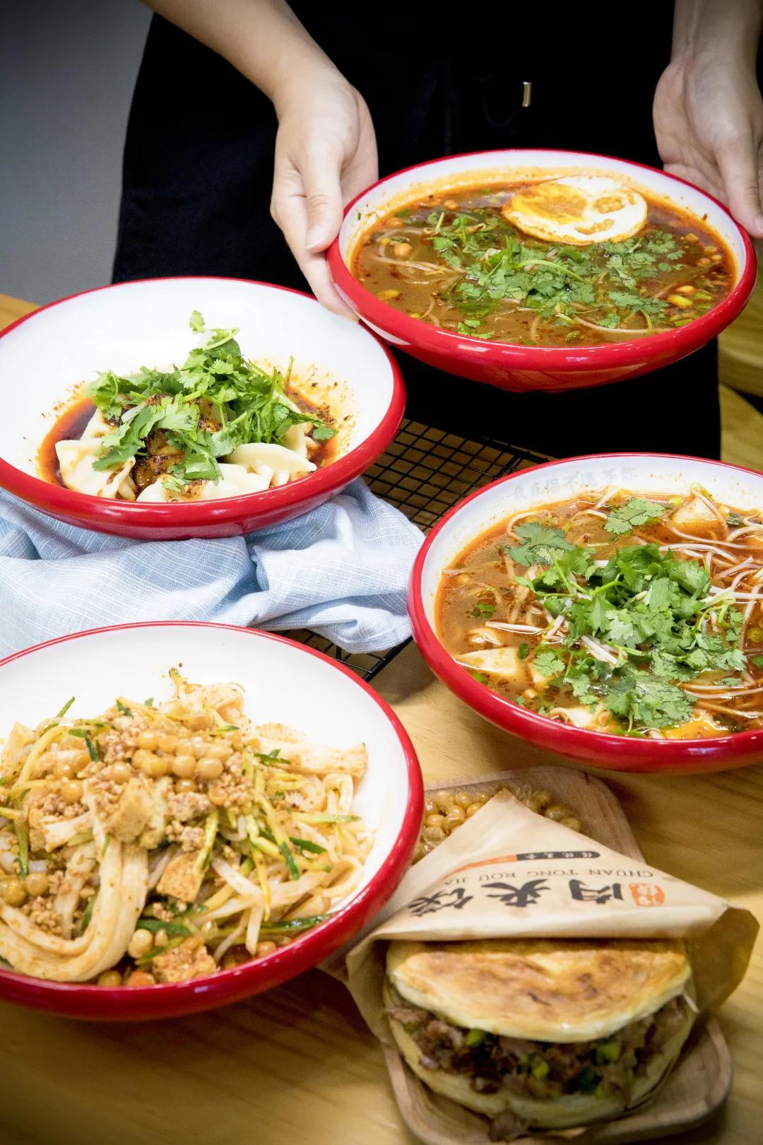 人均8元的奶茶店,人均8块的小吃