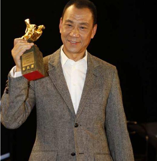 他是中国电影“最佳男配”，62岁才走红，65岁与妻子离婚单身至今