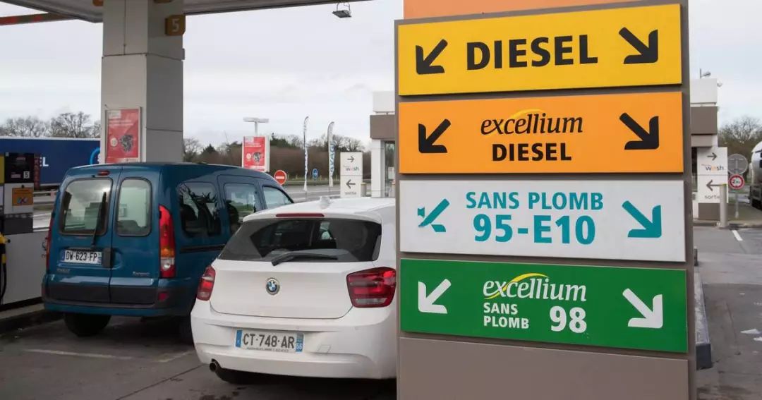 法国28万人*威示***行游**，他们因为油价太贵围堵了总统府？