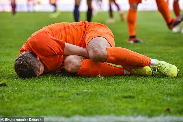 太冲动！法球员因赛事争执猝不及防咬住对方*体下**，被禁赛5年