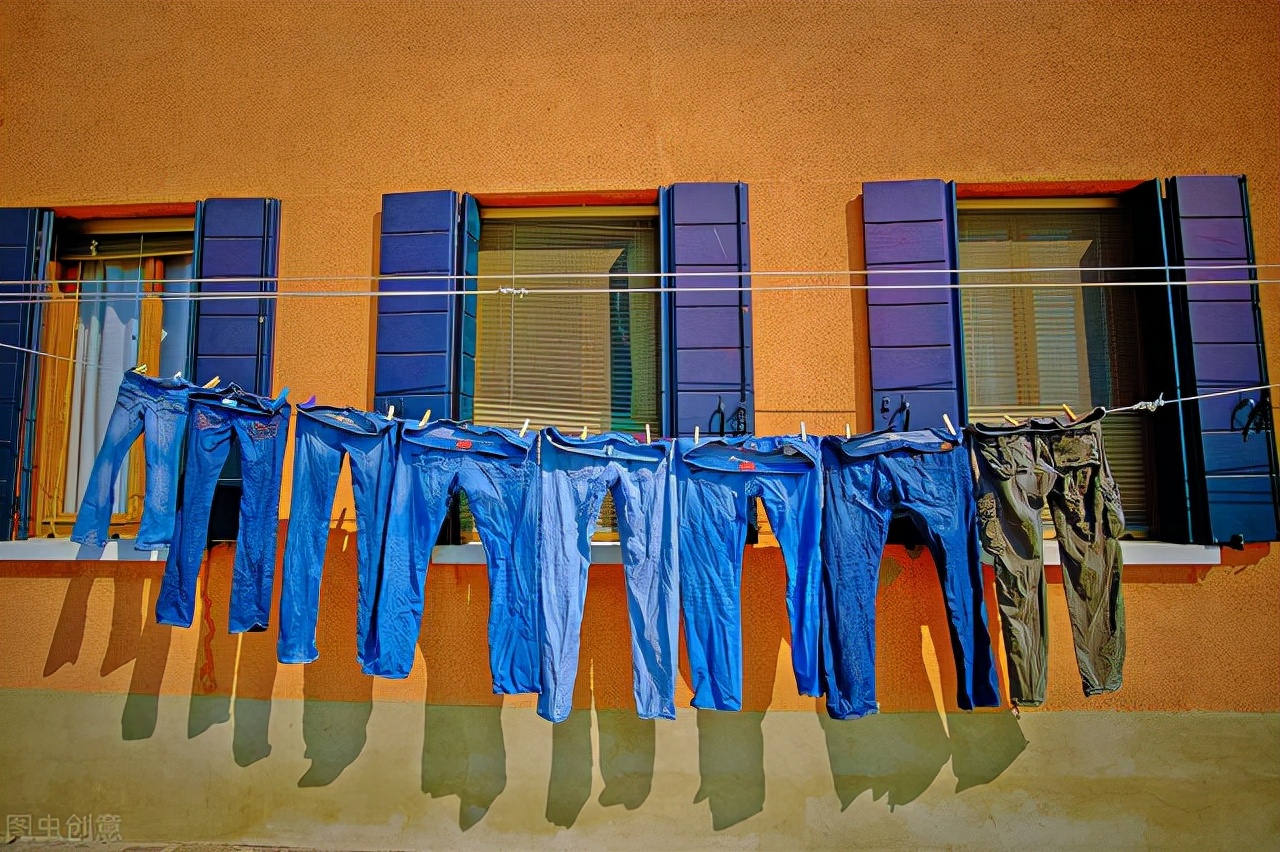 第一次洗深色牛仔裤怎么洗不掉色,洗黑色牛仔裤用什么方法不掉色