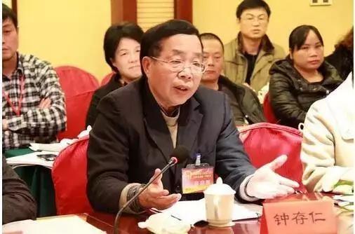 73岁人大代表研发洗衣神器，十年油汗渍霉菌，异味顽垢，轻松泡走