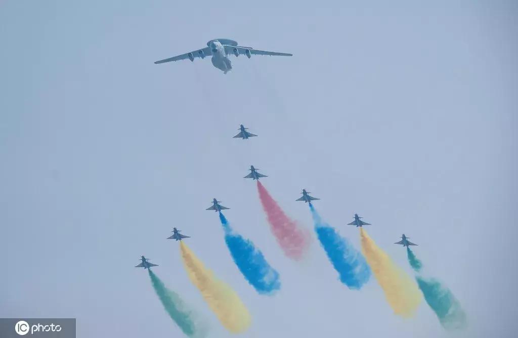 飞机拉的彩烟到底是什么？原材料曾经就在你家厨房