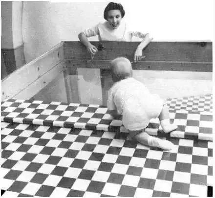 宝宝摔床下了怎么观察是否有事,孩子掉床以后的心理伤害程度